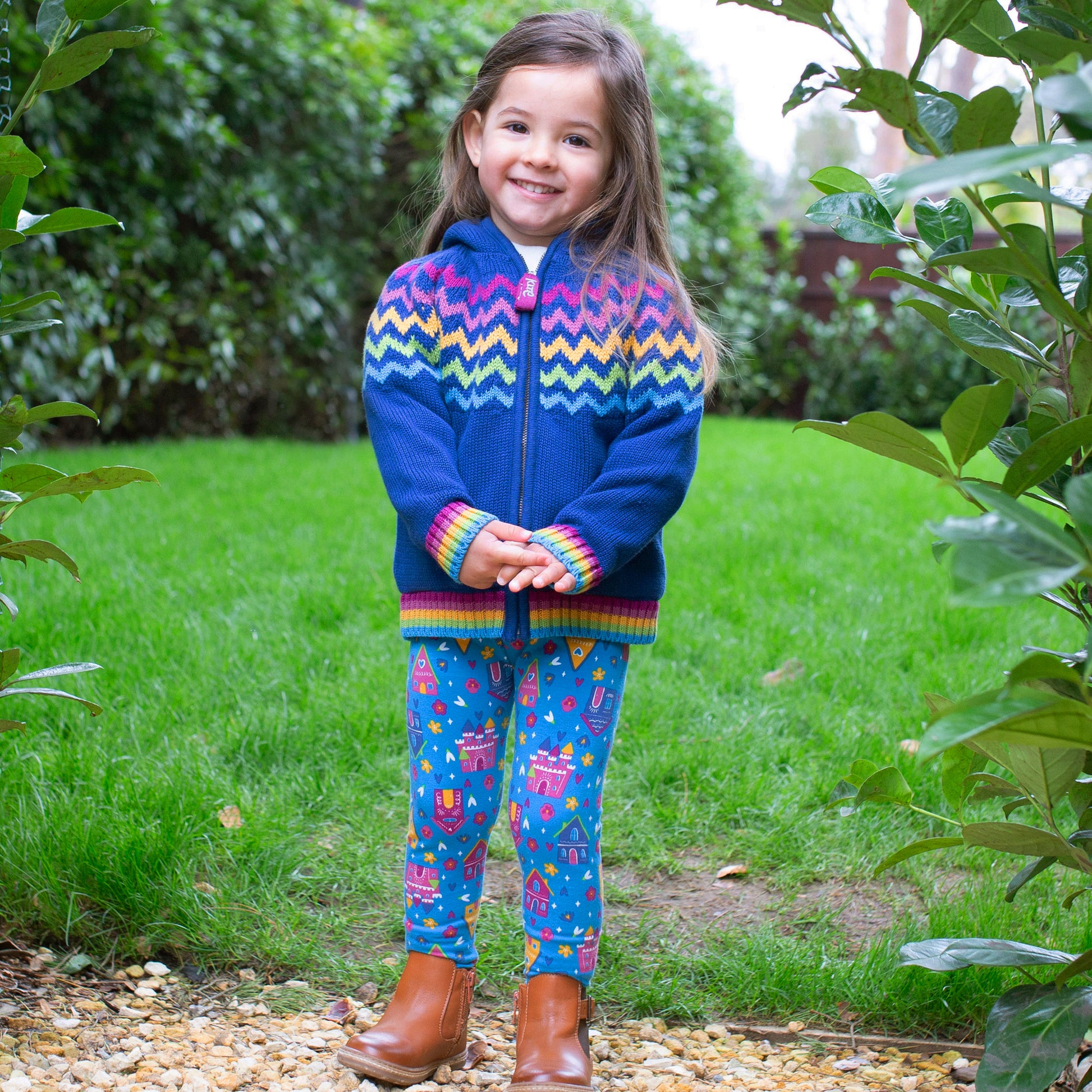 Niña usando el abrigo Jurassic de algodón orgánico y forro de vellón, cómodo y cálido para invierno.