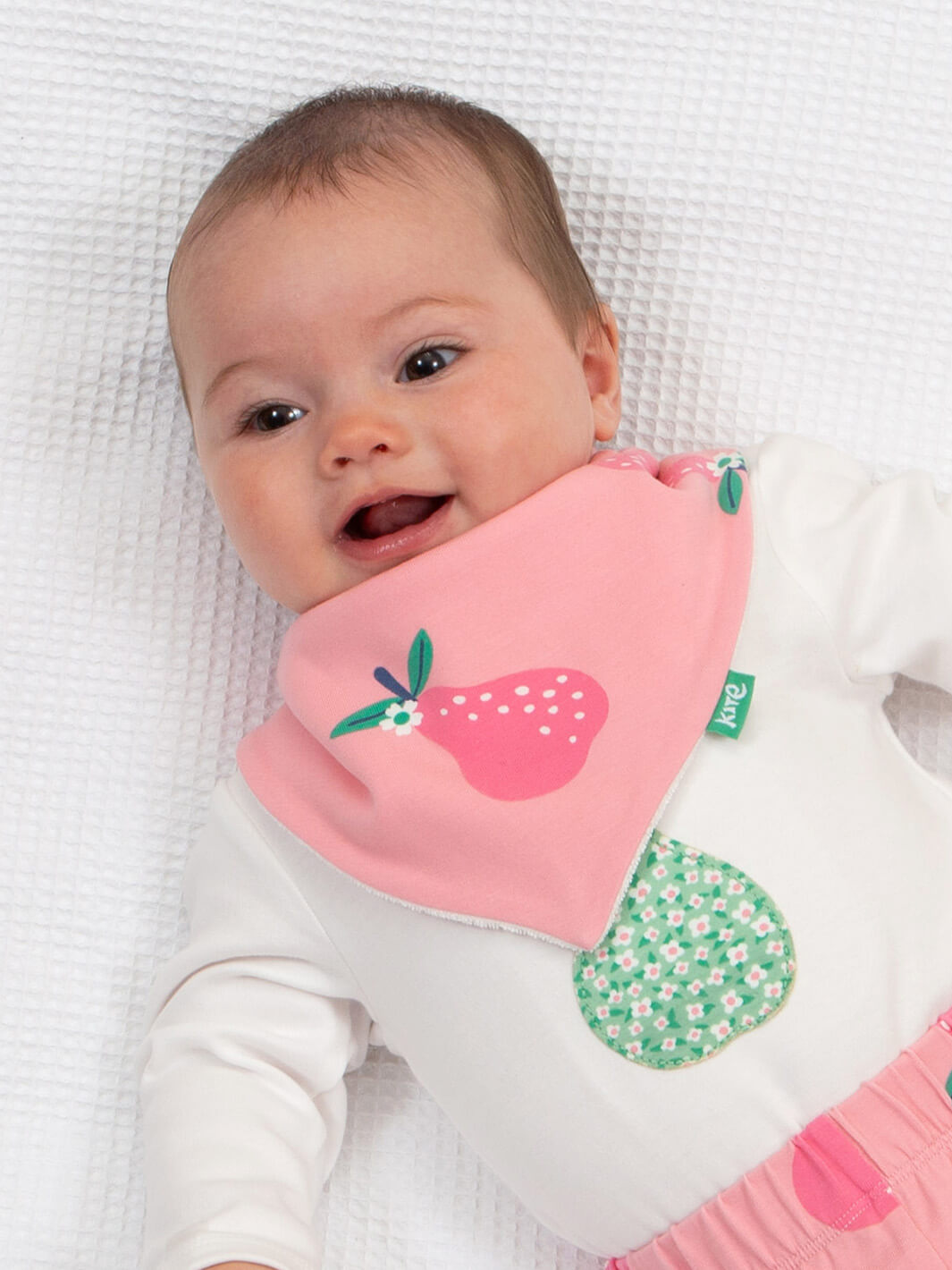 Guagua usando babero perita perfecta en algodón orgánico, ropa infantil sustentable Chile.