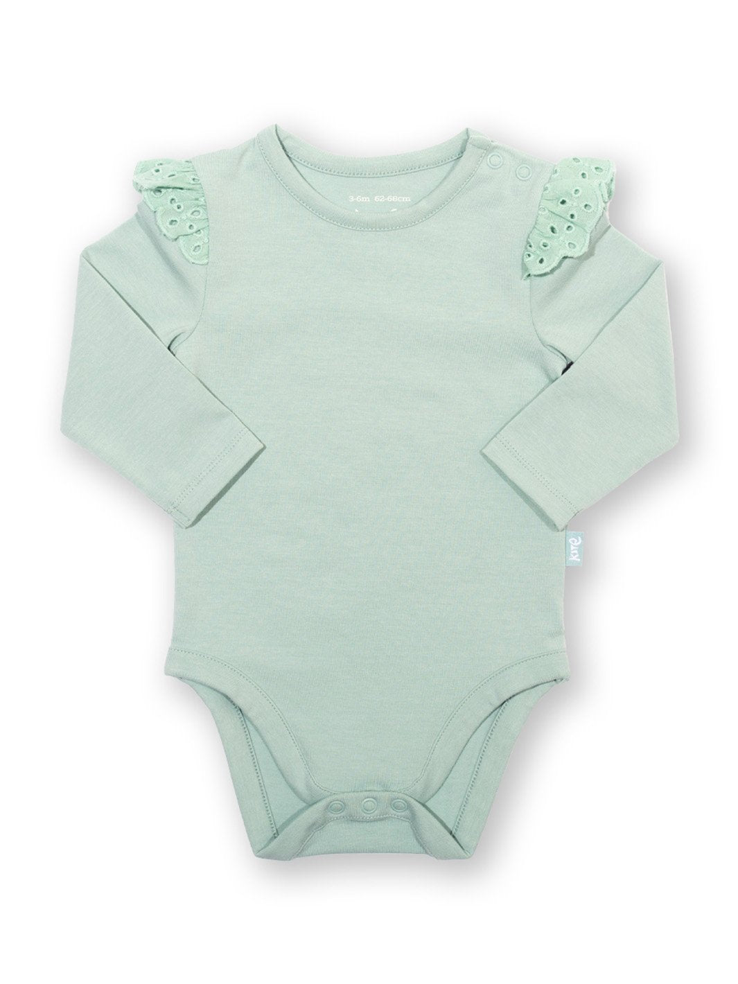 Body de manga larga en color verde abeto suave con delicado detalle bordado en los hombros, confeccionado en algodón orgánico con un ajuste cómodo y versátil.