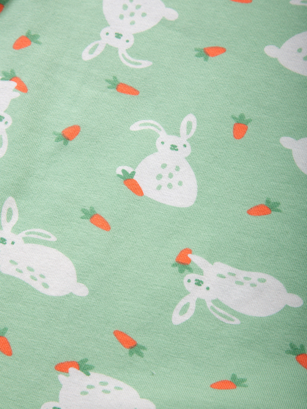 Detalle del estampado de conejitos en el Body Conejitos de algodón orgánico, tejido en jersey simple.