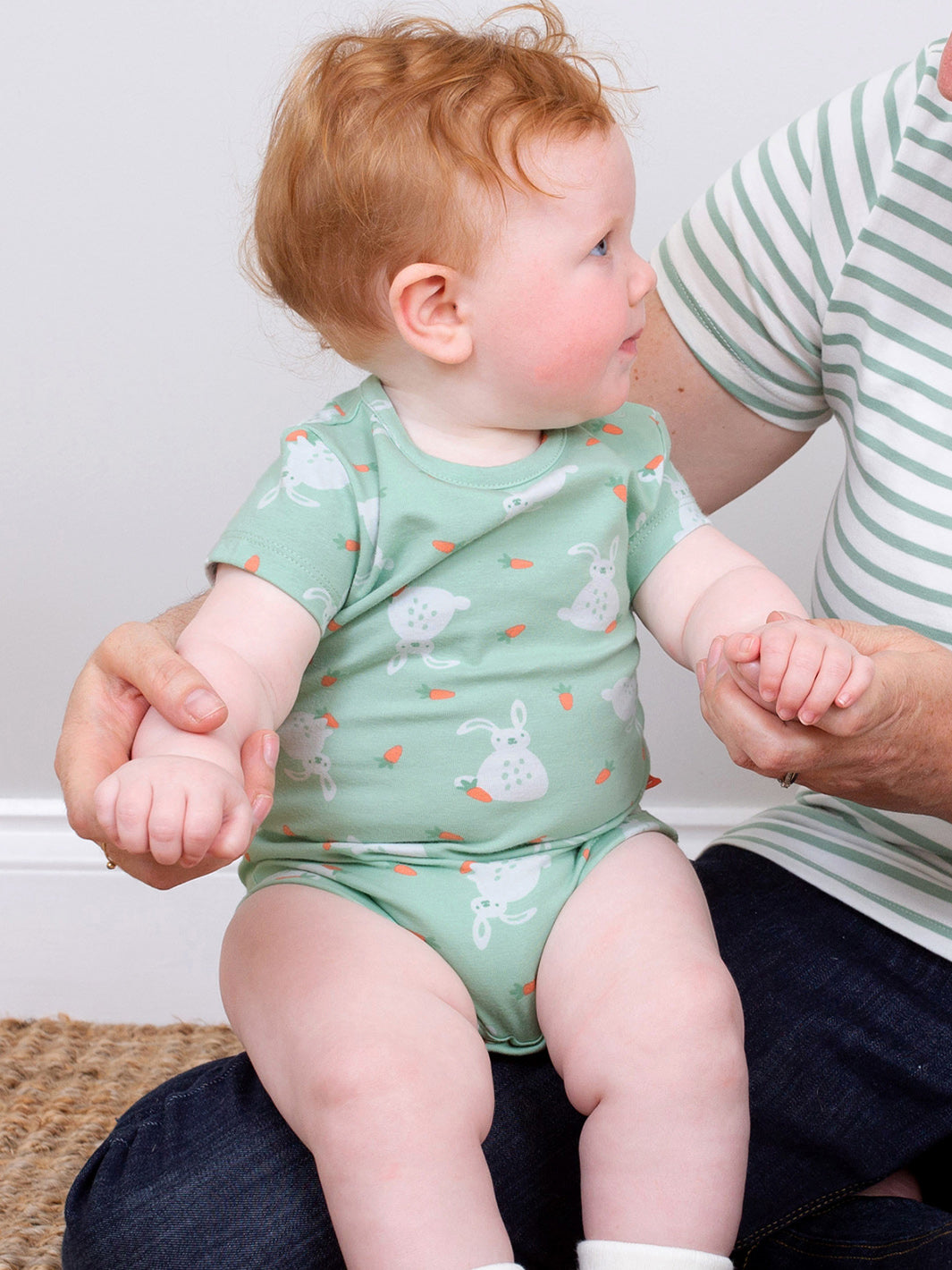 Bebé usando el Body Conejitos de algodón orgánico, diseño suave y práctico con estampado de conejitos.