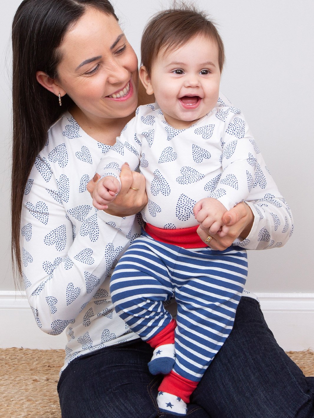 Bebé vistiendo el body "Te quiero", combinado con calzas de algodón orgánico, ideal para un look tierno y cómodo.