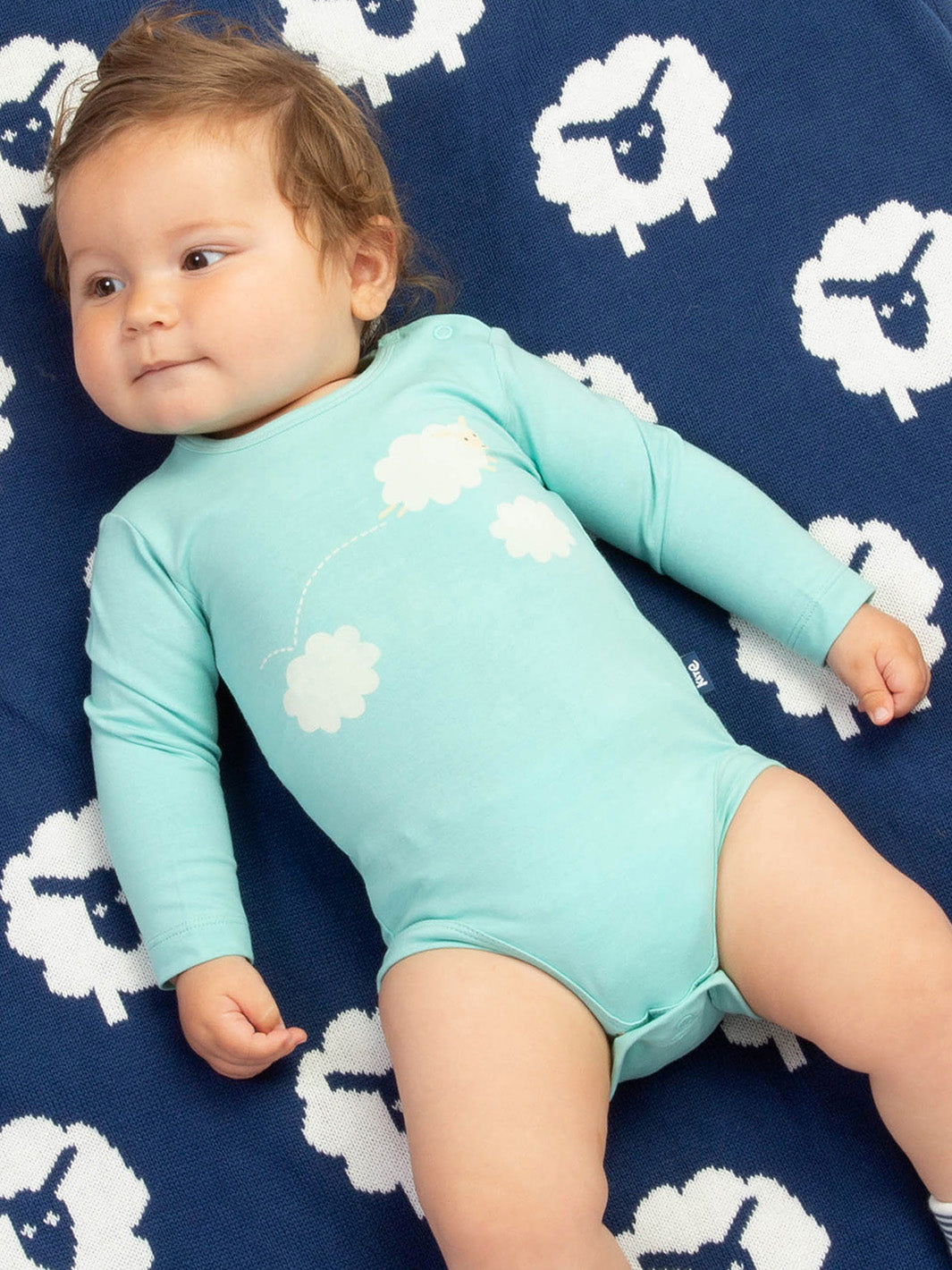 Bebé usando el Body Nubes de Ovejitas de algodón orgánico, look cómodo y tierno para el día a día.