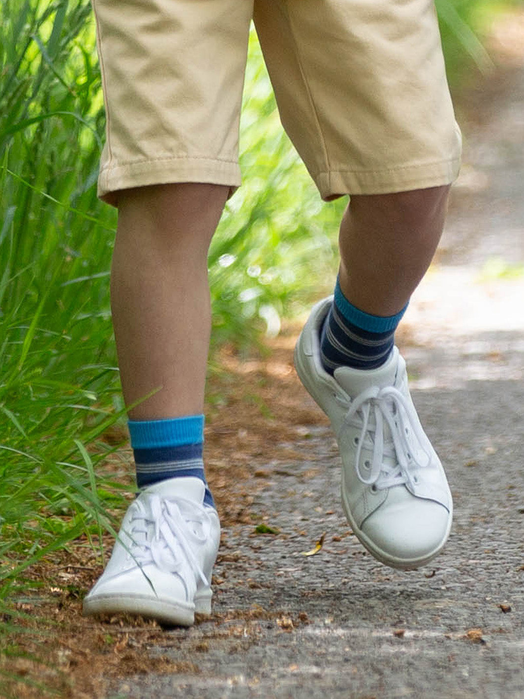 Niño usando diseño rayado marinero, calcetines de algodón orgánico, ideales para el día a día