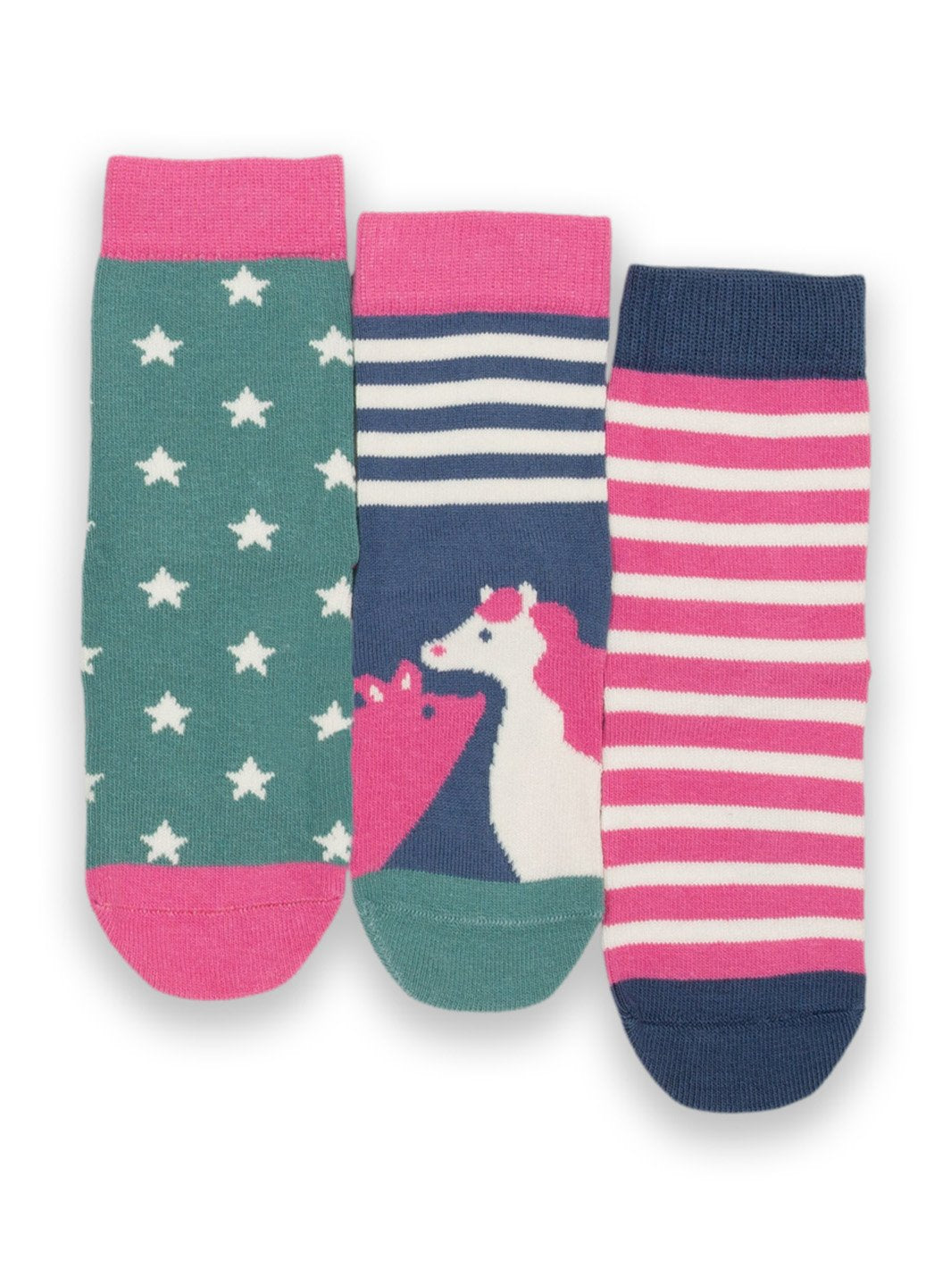 Set de tres calcetines de algodón orgánico en colores rosa y crema, con diseños de cerdito, estrellas y rayas.