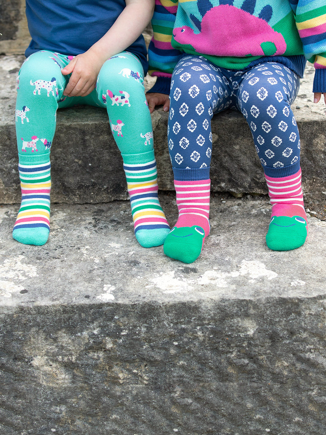 Niñas usando los Calcetines Antideslizantes Ranita de algodón orgánico, perfectos para aprender a caminar.