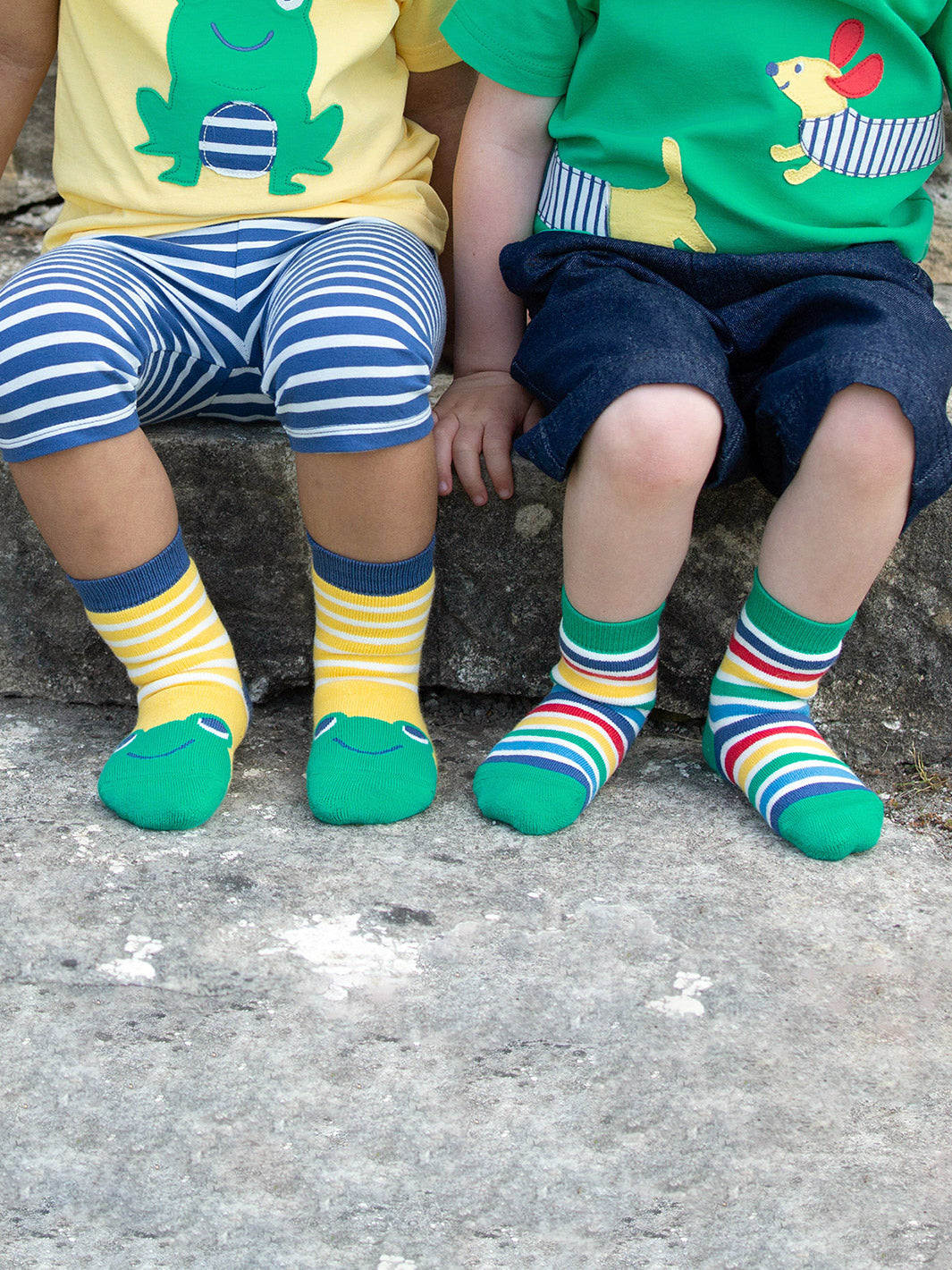 Niños usando los Calcetines Antideslizantes Ranita de algodón orgánico, perfectos para aprender a caminar.