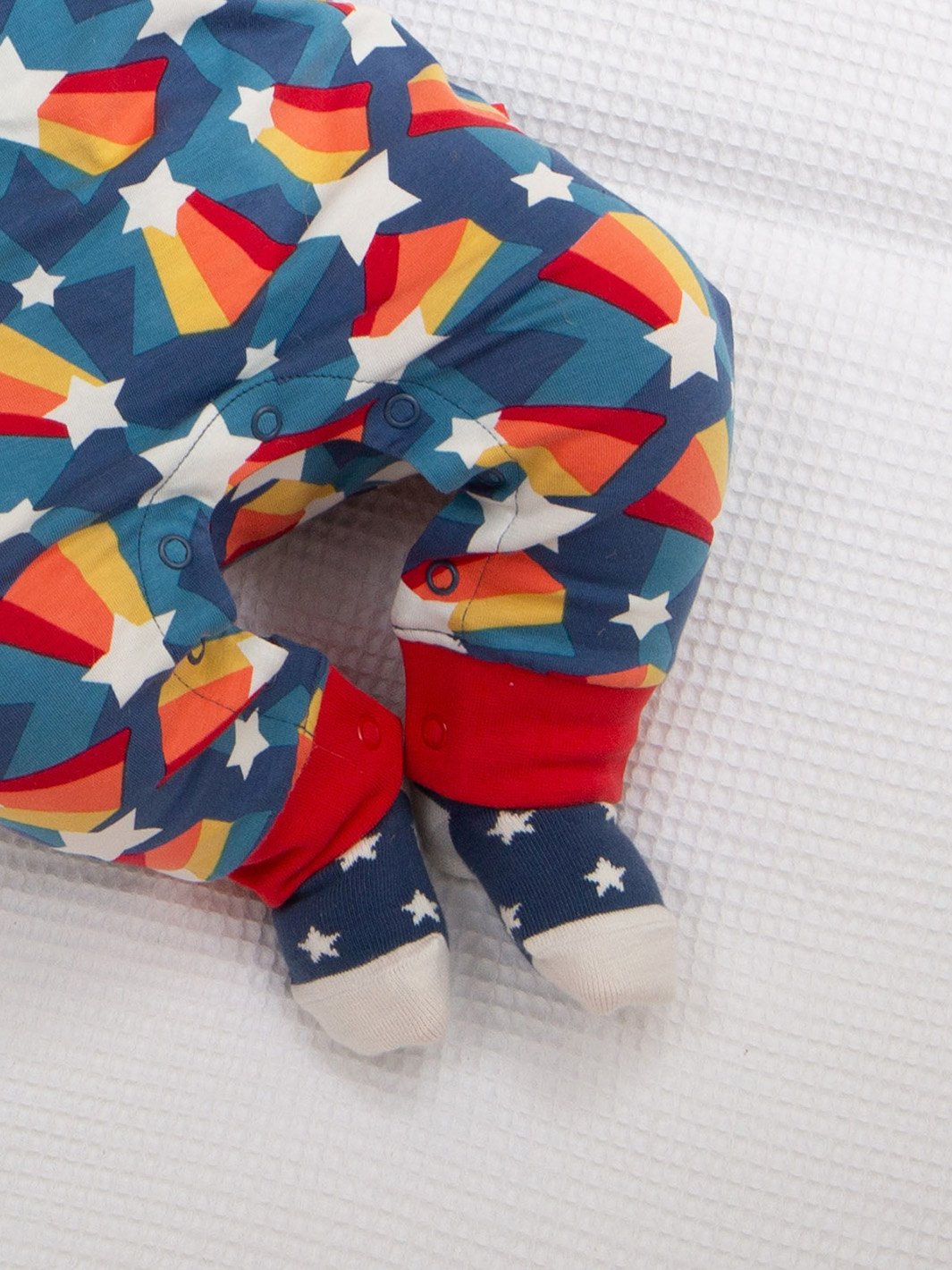 Par de calcetines de algodón orgánico en azul marino con estampado de estrellas blancas, diseño suave y abrigador con borde doblado.