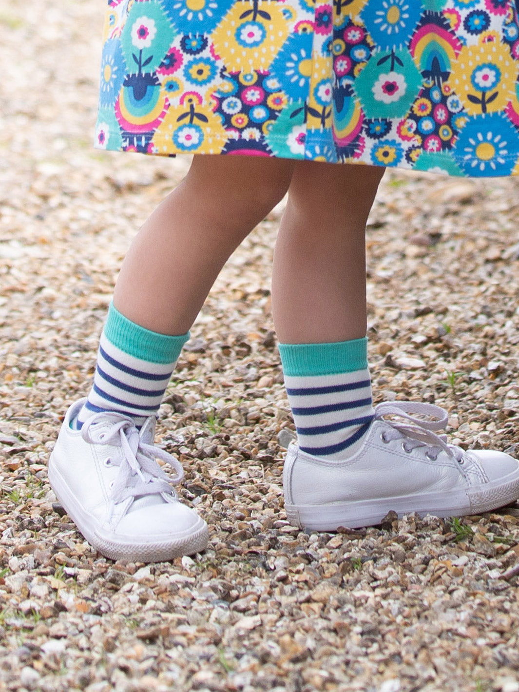 Niña usando el diseño de rayas de los Calcetines Flora de algodón orgánico, ideales para el día a día.