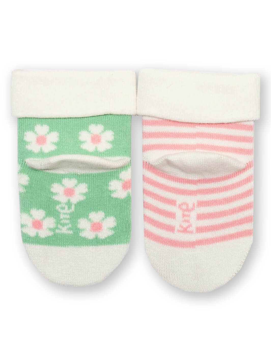 vista trasera de calcetines de bebé pack de dos, uno verde con flores blancas y otro rosado con rayas, algodón orgánico.