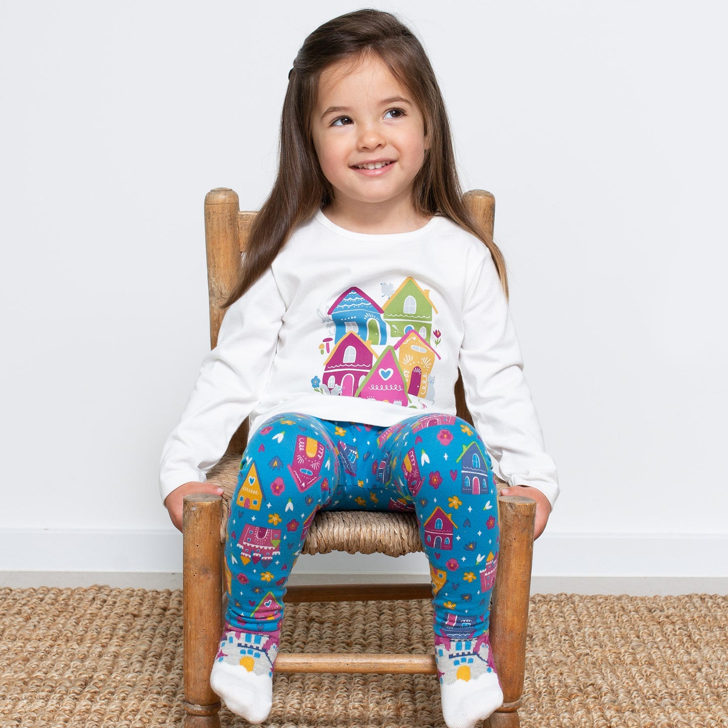 "Niña vistiendo las Calzas Print de algodón orgánico, look divertido y colorido para cualquier ocasión.