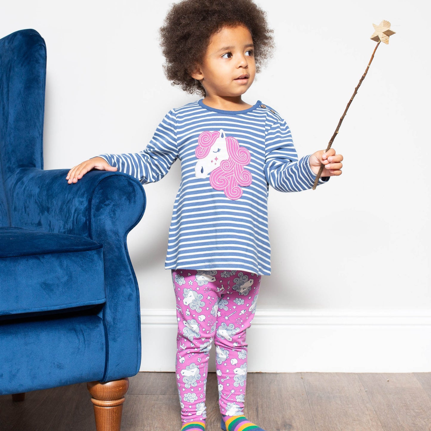 Niña vistiendo las Calzas Print de algodón orgánico con estampado de cuento de hadas, en un look mágico y cómodo para el día a día.