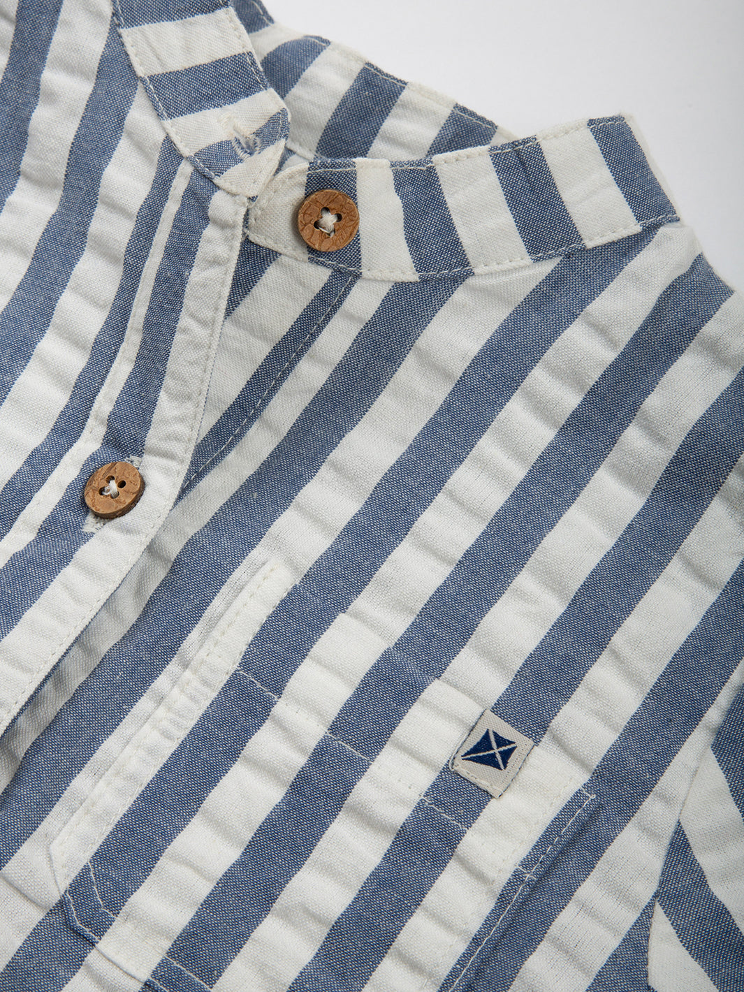 Bolsillo delantero y botones de coco en la Camisa Clásica de algodón orgánico, diseño clásico y elegante.