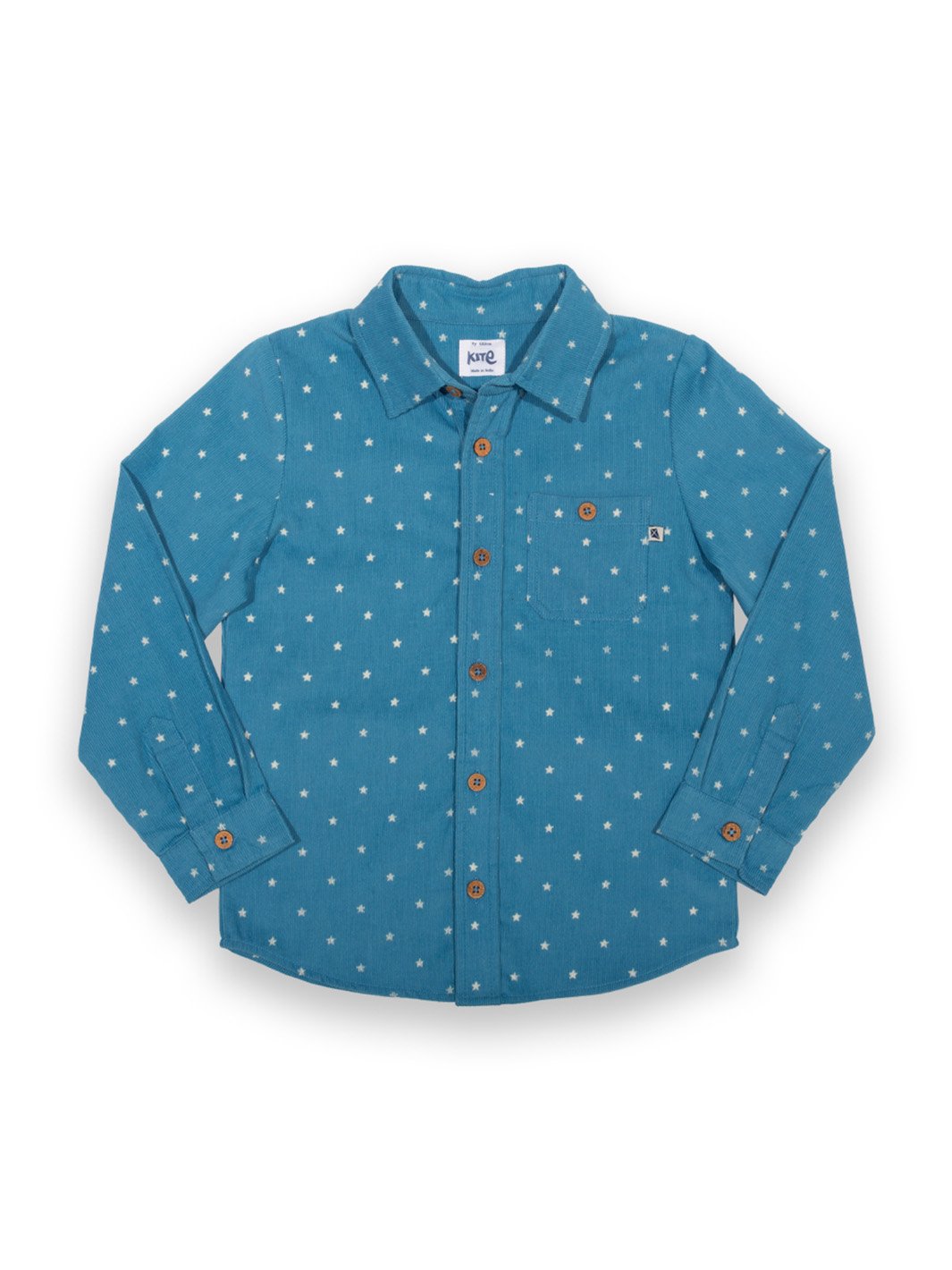 Camisa de algodón orgánico en tono azul francés con estampado de estrellas, cuello clásico, bolsillo en el pecho y botones de coco, perfecta para un look elegante y cómodo.