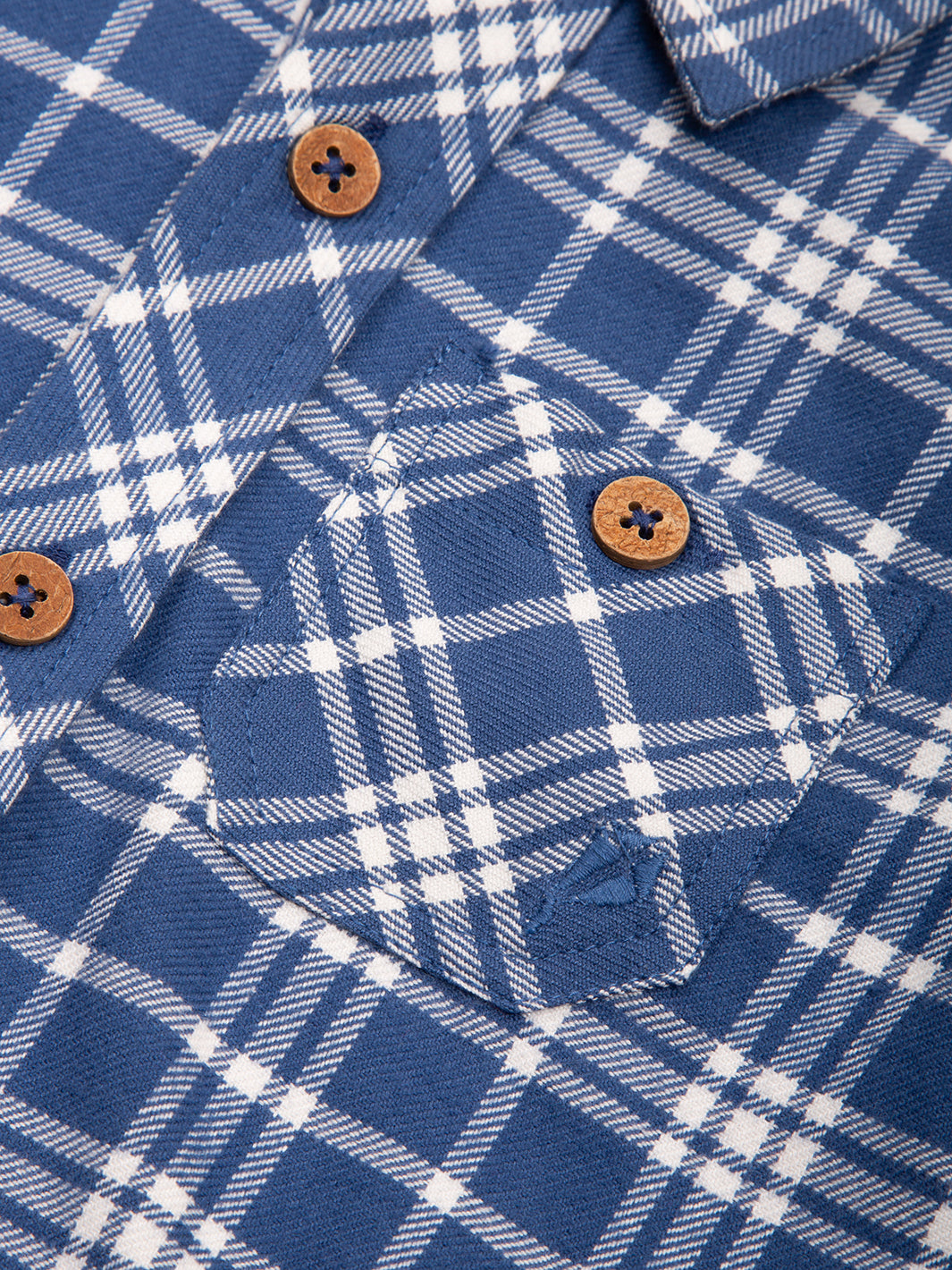 Bolsillo frontal y botones de coco en la Camisa Cuadros Cool de algodón orgánico, estilo elegante y natural.