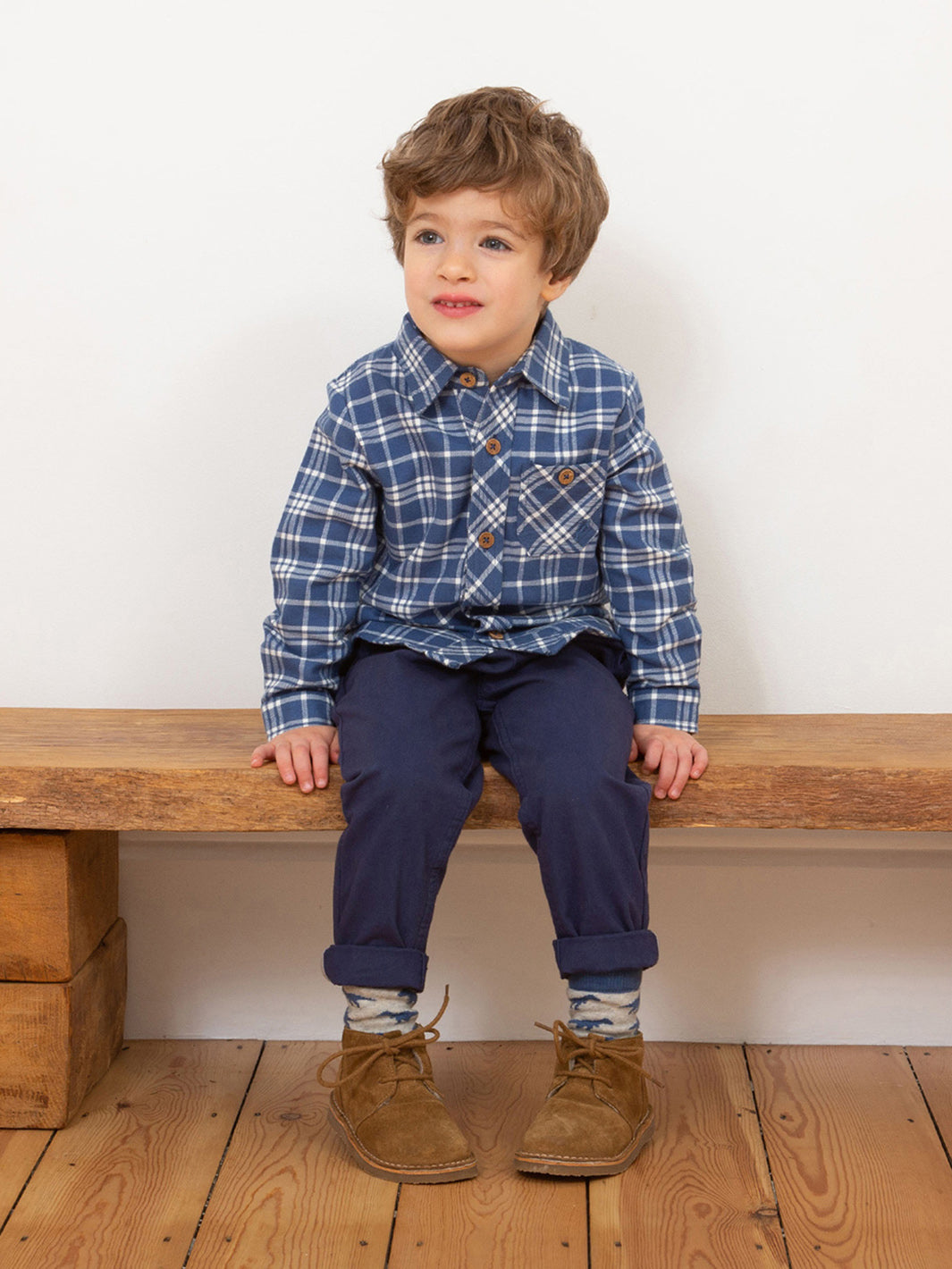 Camisa Cuadros Cool combinada con pantalones, ideal para un look clásico y sofisticado.