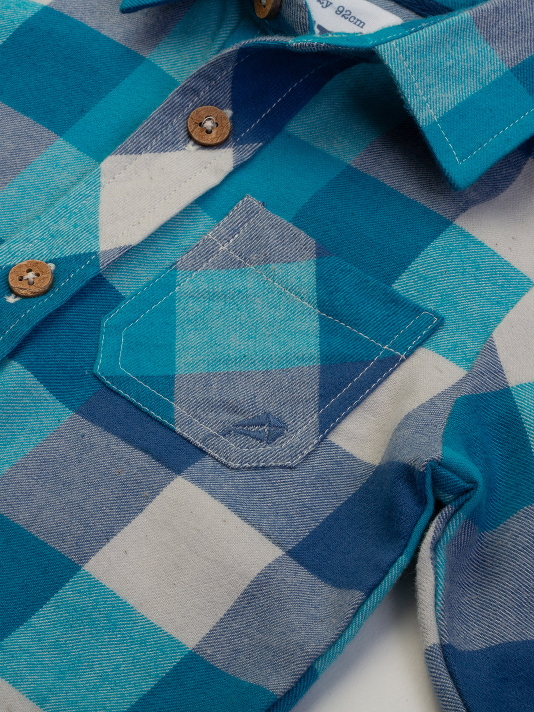 Cuello clásico con soporte y botones de coco en la Camisa Cuadros Cool de algodón orgánico, estilo elegante y natural.