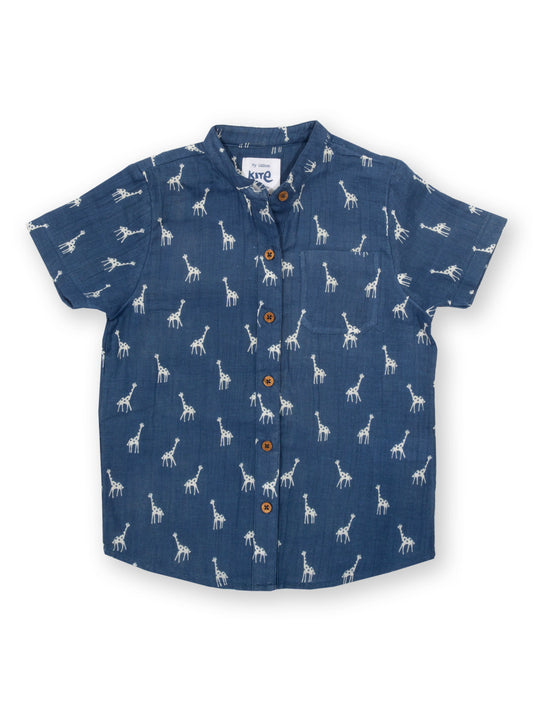 Camisa Mao Lunares de Jirafitas de algodón orgánico, con estampado de jirafas, cuello mao y botones funcionales.