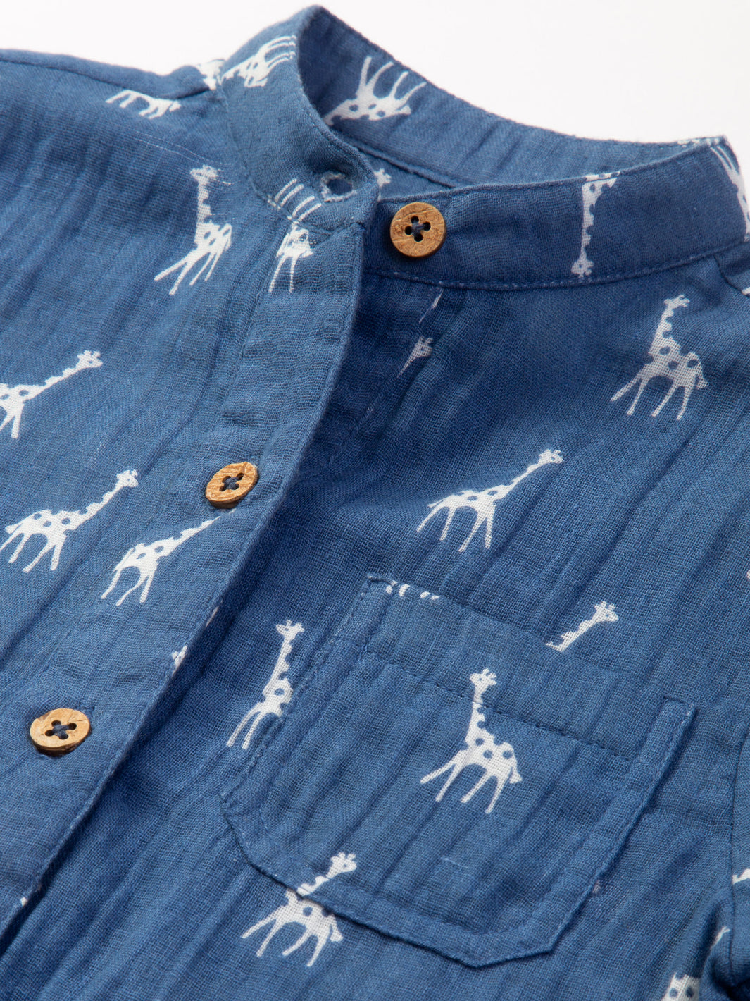 Cuello mao y botones funcionales en la Camisa Mao Lunares de Jirafitas, estilo moderno y cómodo.