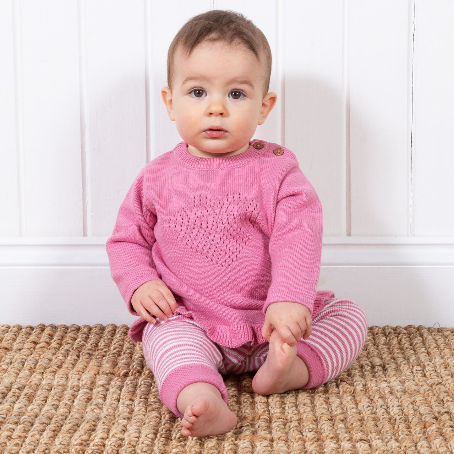 Niña vistiendo el Conjunto Corazón Rosa de algodón orgánico, combinando comodidad y estilo sostenible.