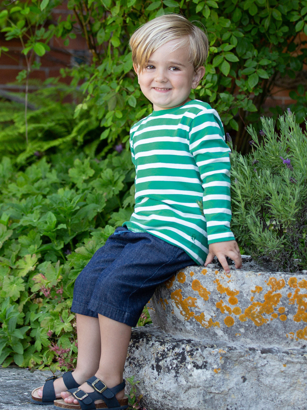 Niño vistiendo los Denim Shorts de algodón orgánico, perfectos para jugar y explorar.