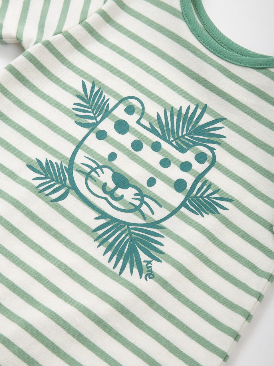 Detalle del estampado de cachorro de leopardo en el Enterito Hola Cachorro, diseño ecológico y certificado GOTS.