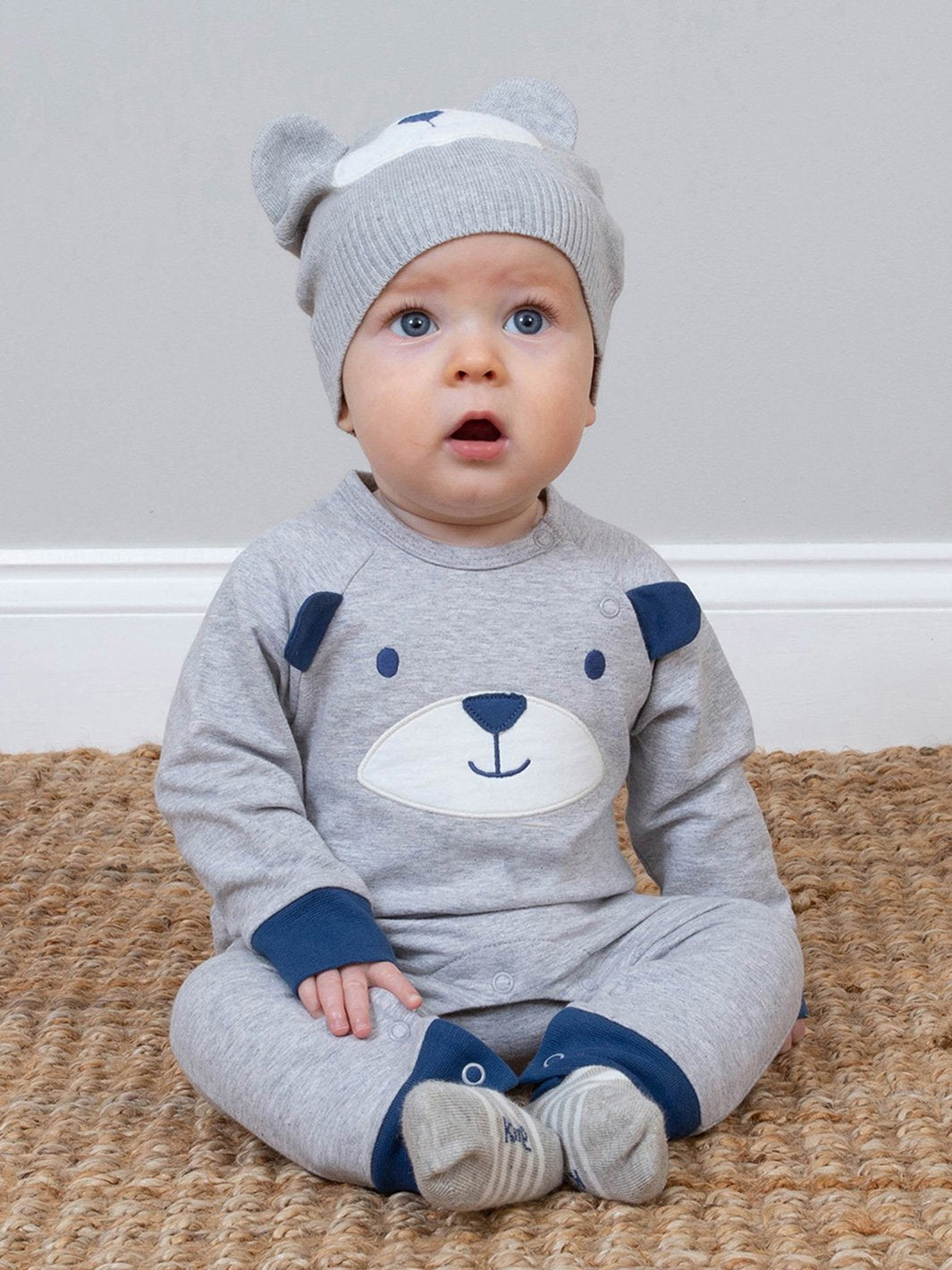 Bebé vistiendo el gorro tejido con diseño de nutria y orejas en 3D. Un accesorio adorable y acogedor para el invierno.