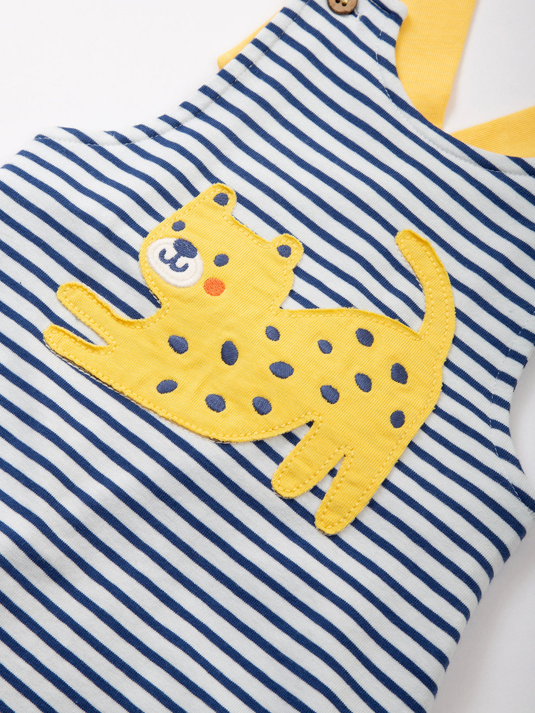 Primer plano del aplique bordado de leopardo en la Jardinera Marinera, destacando la calidad del diseño.