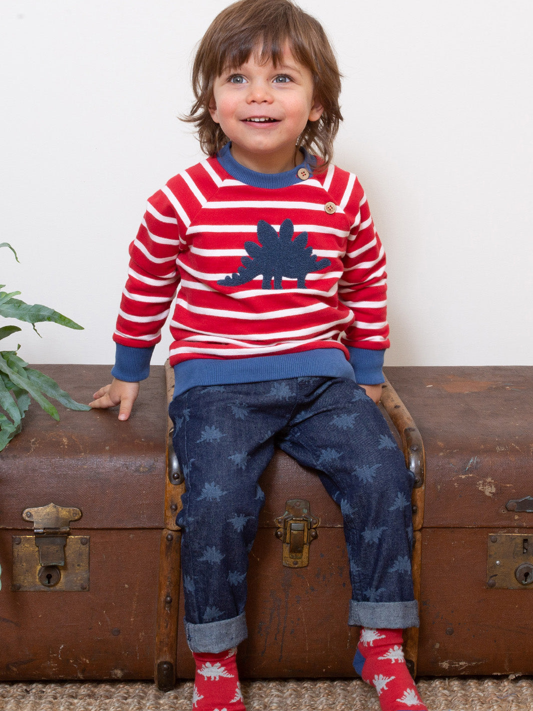 Niño vistiendo jeans estampados en mezclilla sostenible, combinados con una polerón de algodón orgánico, ideal para un look cómodo y versátil.