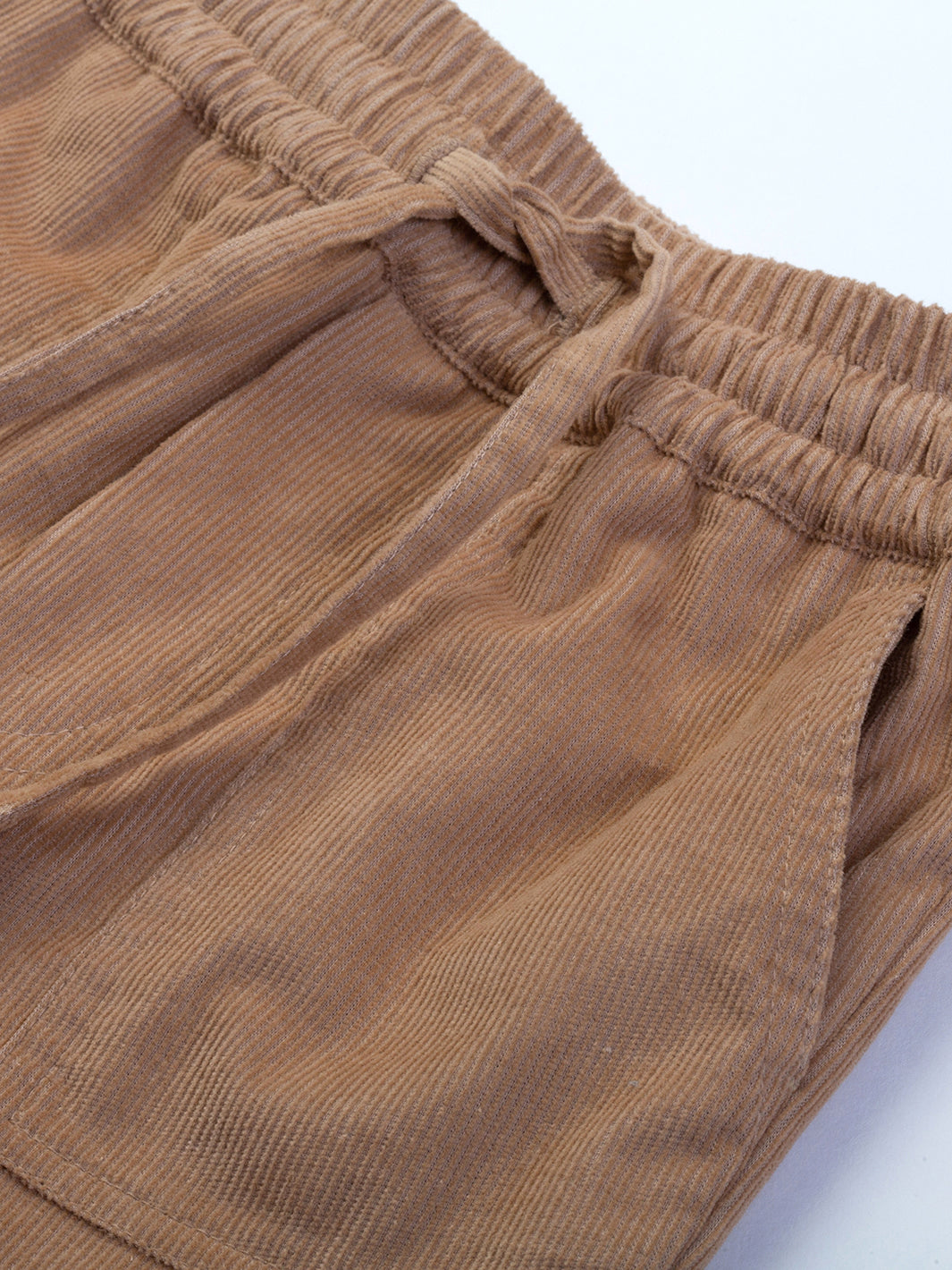 Detalle de los bolsillos tipo parche y cinturilla elástica con cordones ajustables en el Pantalón Cotelé Puños de algodón orgánico.