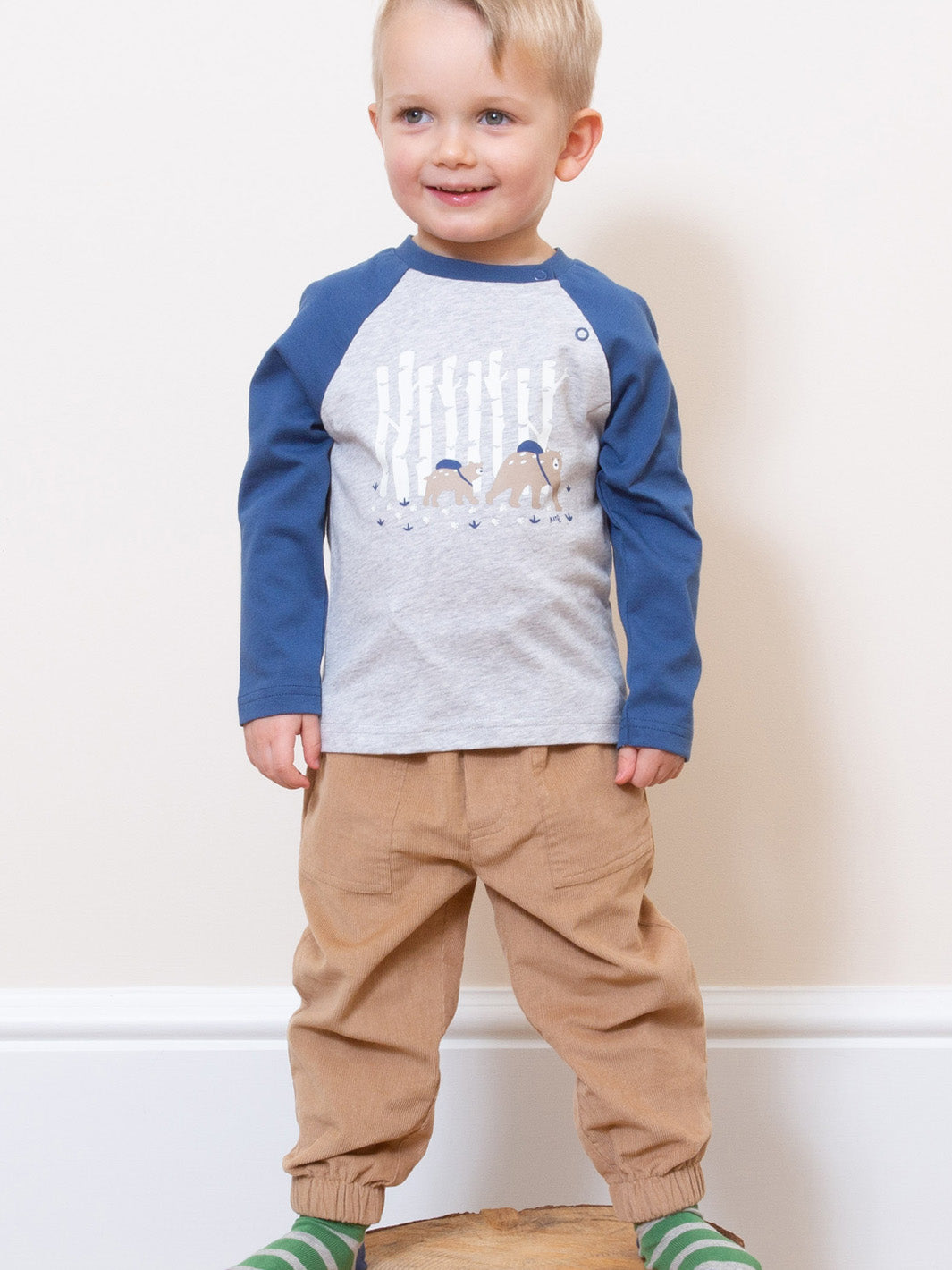 Niño usando el Pantalón Cotelé Puños de algodón orgánico, perfecto para un look casual y abrigador