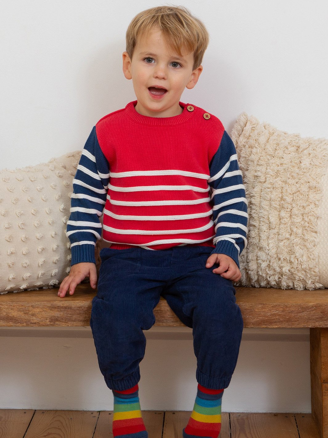 Niño vistiendo pantalones de cotelé azul marino medianoche, combinando estilo y comodidad con su ajuste holgado y textura suave.
