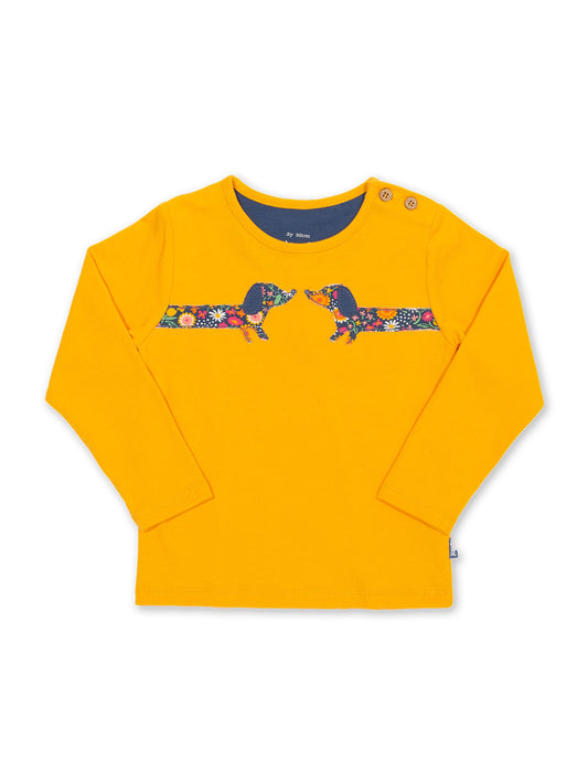 Polera Amigos Salchichas de algodón orgánico, color amarillo otoñal con aplique de perro salchicha."