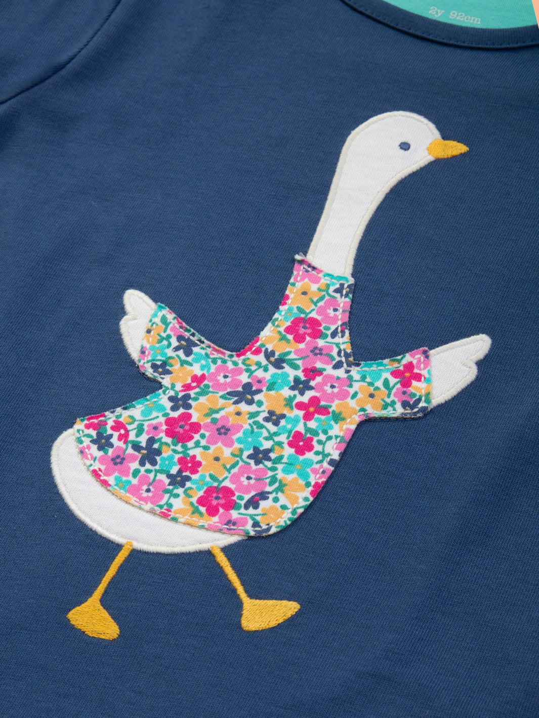 Detalle del aplique de ganso en la Polera Gansito Floral de algodón orgánico, diseño encantador y certificado OEKO-TEX.
