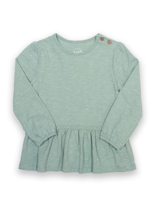 Polera manga larga color verde abeto suave, con cuello redondo, dobladillo con volantes y delicados detalles de encaje de algodón en la parte frontal.