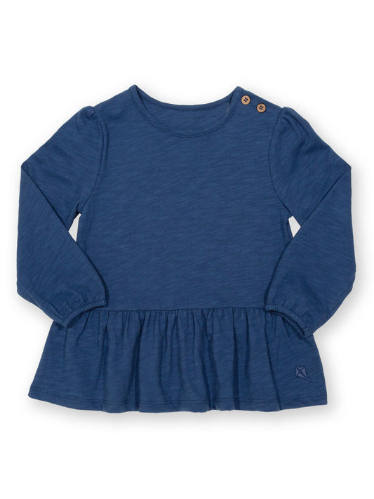 Vista frontal de la polera azul marino de algodón orgánico con volantes en el dobladillo y mangas largas con puños elásticos, ideal para un look elegante y cómodo.