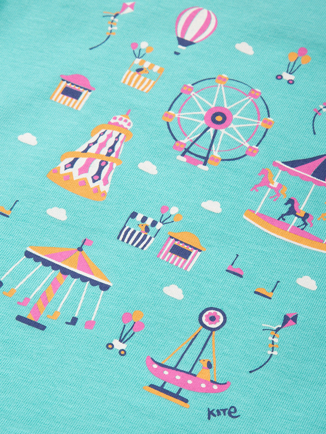 Detalle del estampado de parque de diversiones en la Polera Parque de Diversiones de algodón orgánico, diseño divertido y ecológico.