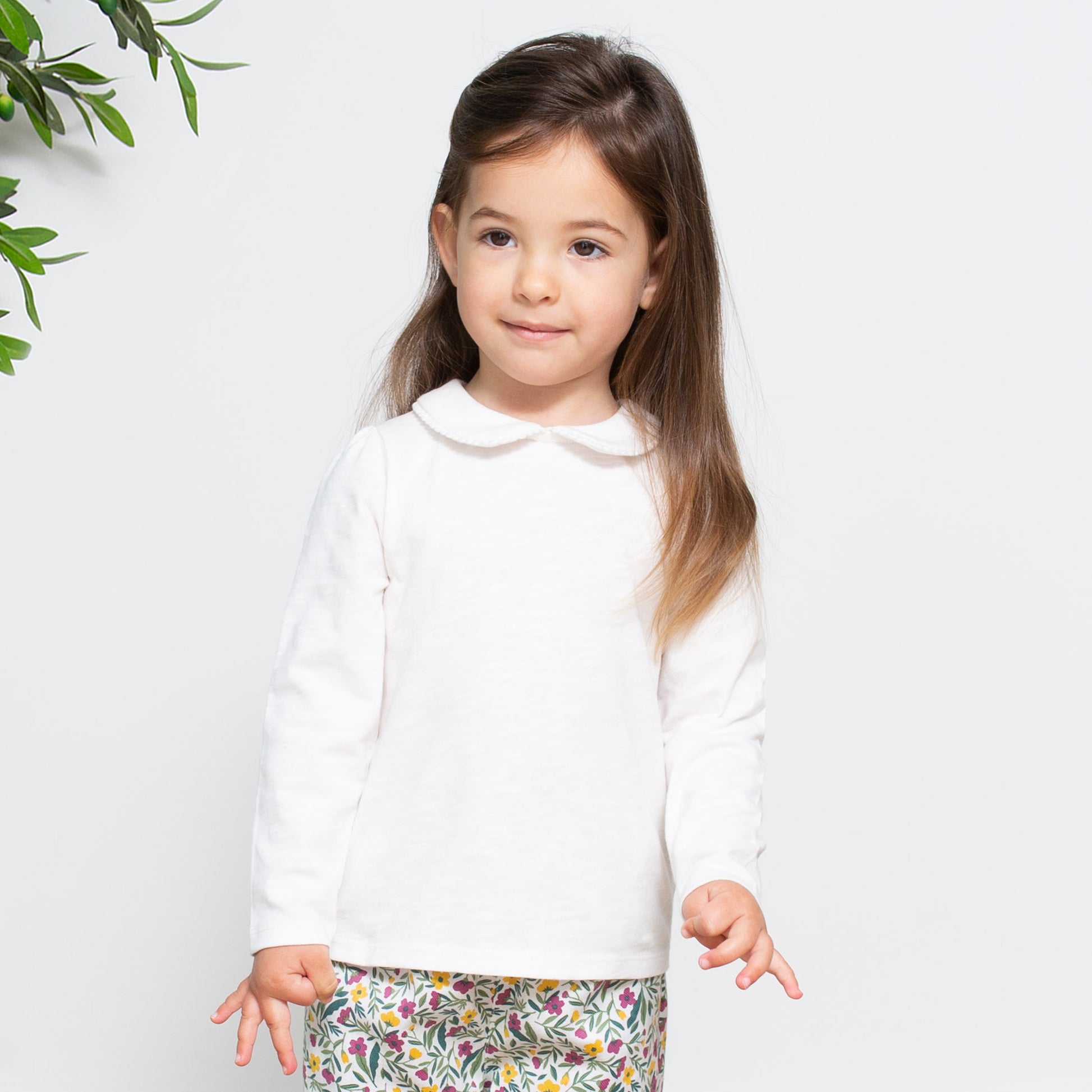 Niña disfrutando de la Polera Peter Pan de algodón orgánico, perfecta para ocasiones especiales y el día a día.