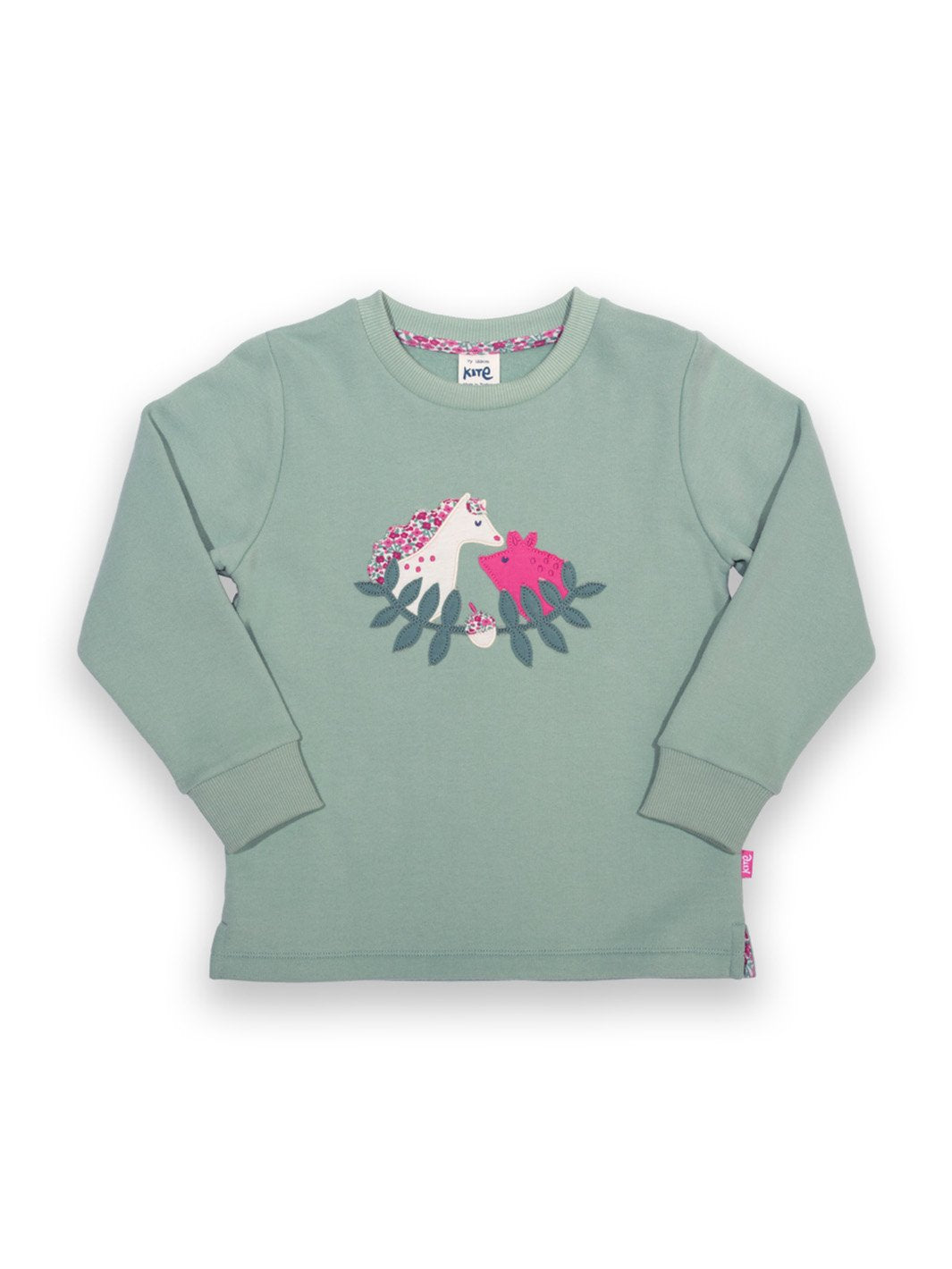 Polerón de algodón orgánico verde abeto suave con aplicación de cerdito y caballo, cuello redondo y puños acanalados, sin botones de coco.