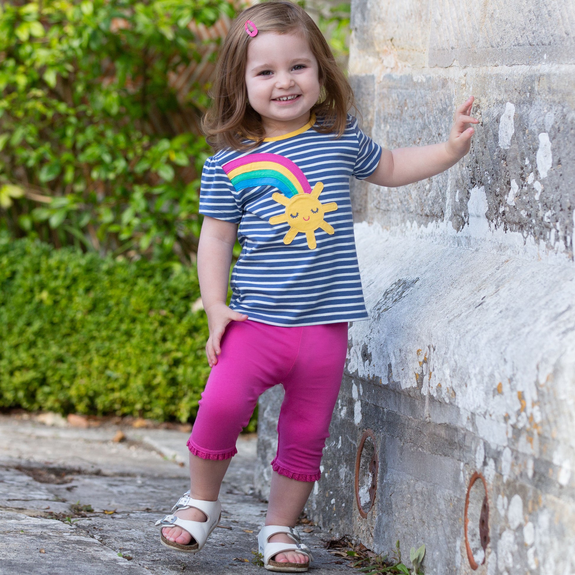 Niña disfrutando de las Pushers con Volantes de algodón orgánico, perfectas para el movimiento y la comodidad.