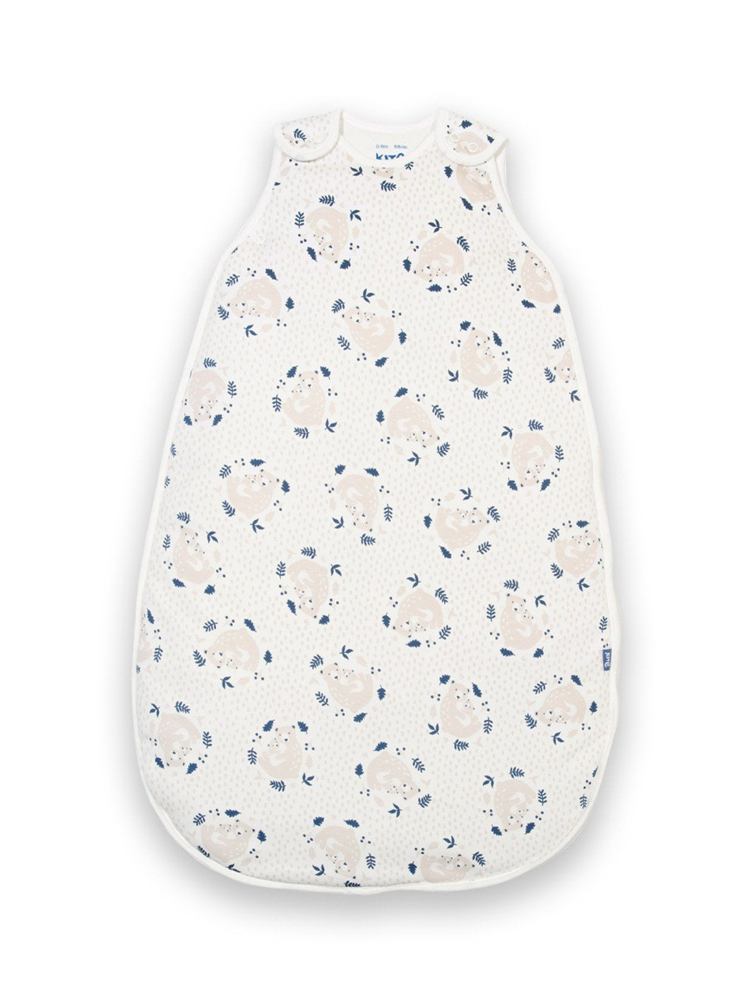 Saco de dormir de algodón orgánico color crema con estampado de osito abrazable, cierre bidireccional y broches en los hombros.