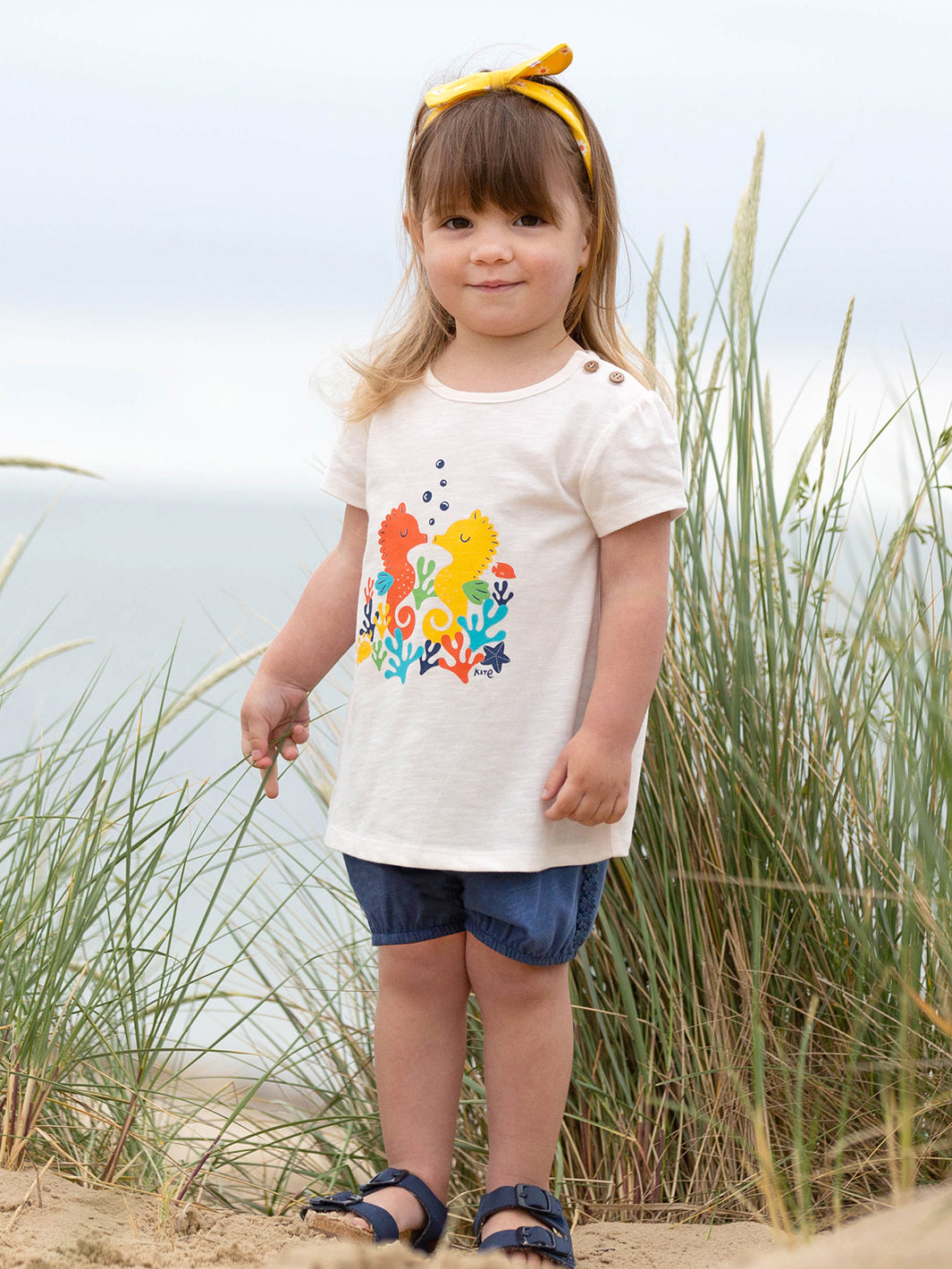 Niña usando el Short Burbuja de algodón orgánico, combinado con una polera para un look fresco y veraniego.