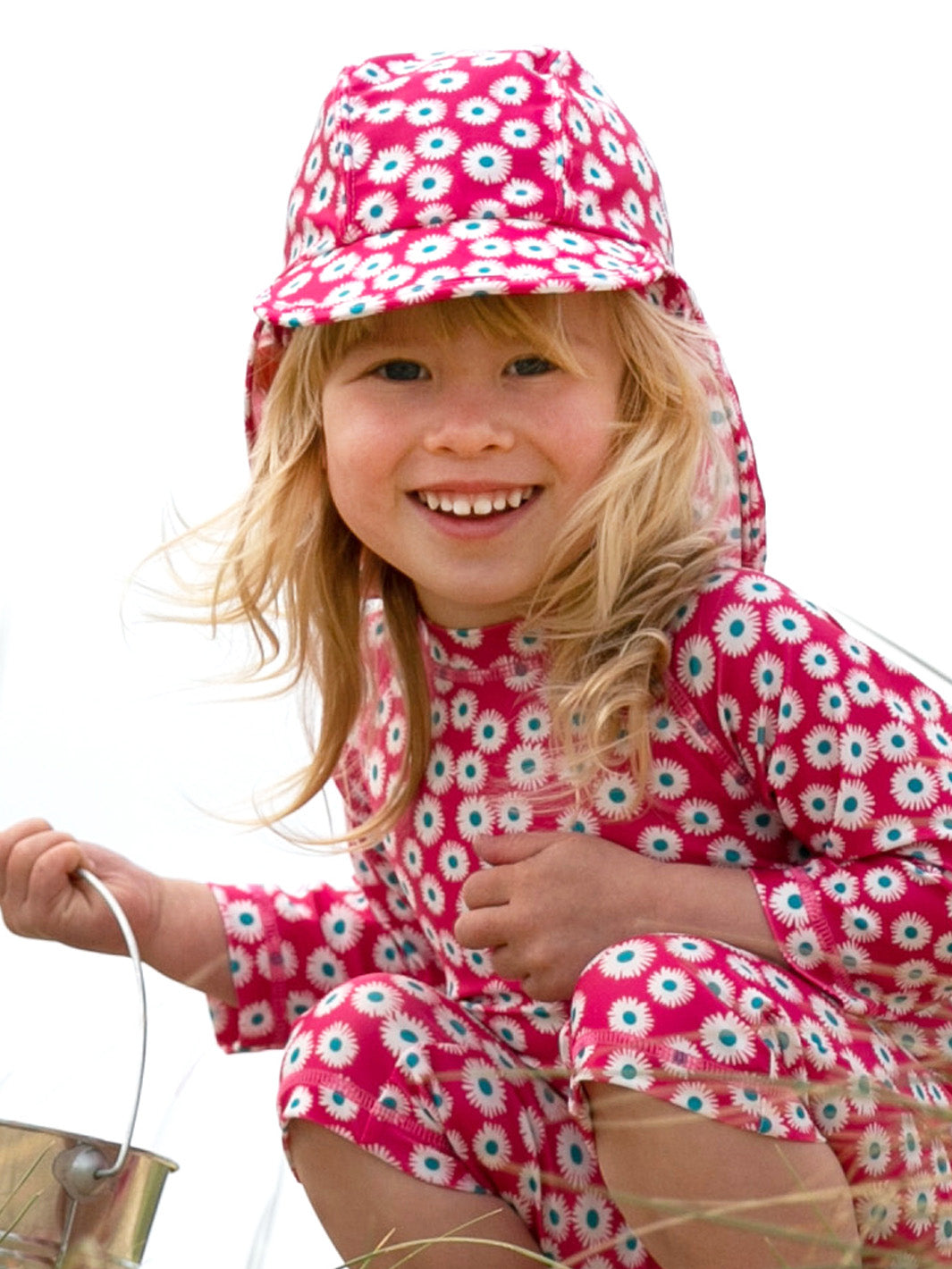 Niña disfrutando del sol con un sombrero de protección UV, diseño legionario en tela ligera reciclada y certificada por OEKO-TEX.