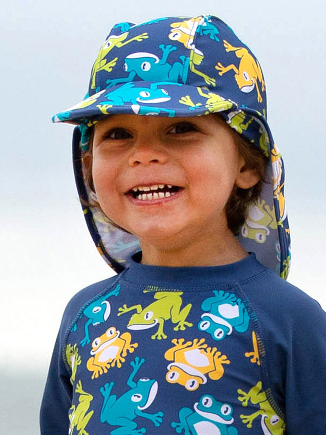 Niño disfrutando del sol con un sombrero de protección UV, diseño legionario en tela ligera reciclada y certificada.
