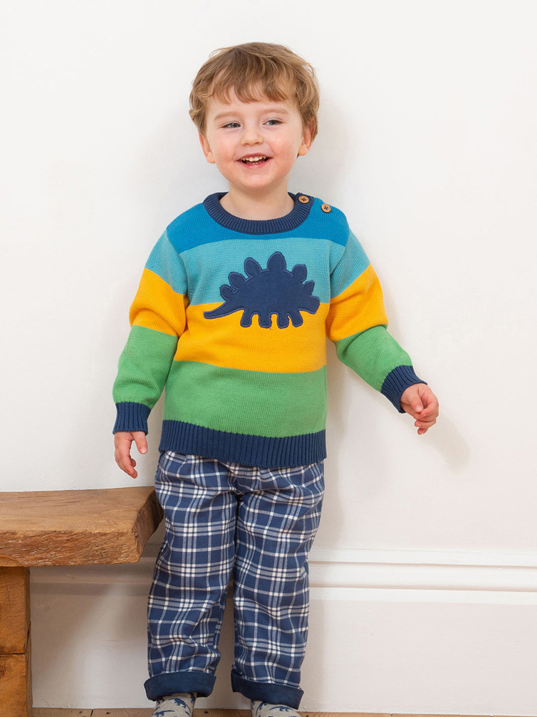 Niño usando el Sweater Steggie de algodón orgánico, combinado con pantalón para un look abrigador y aventurero.