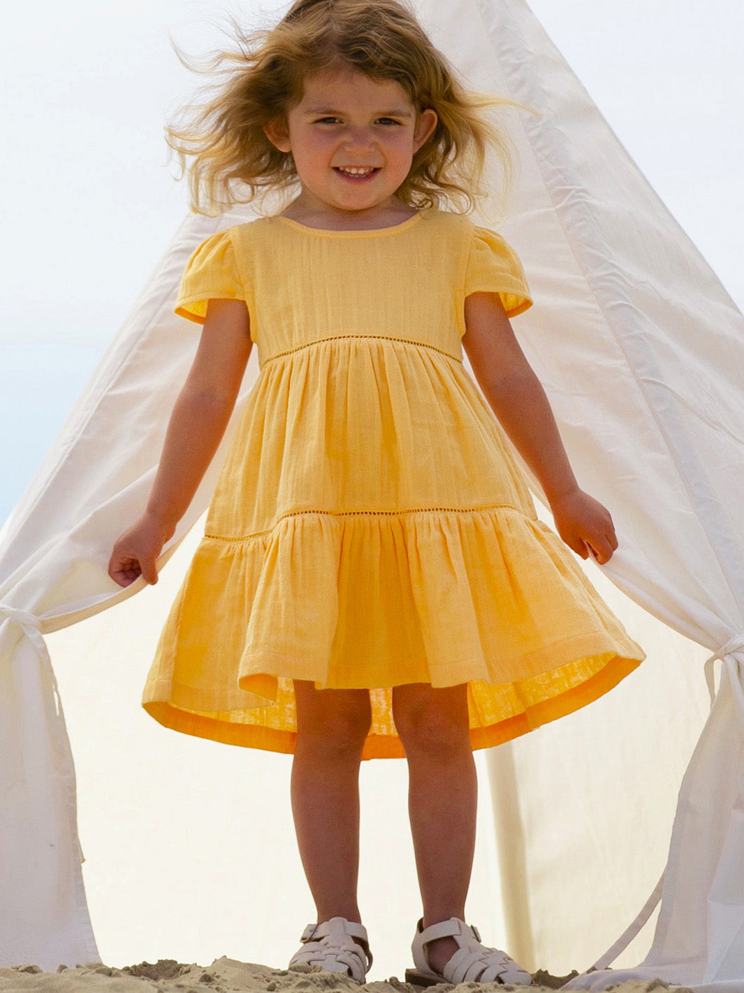 Niña usando el Vestido Atardecer de algodón orgánico, look fresco y encantador para el verano.