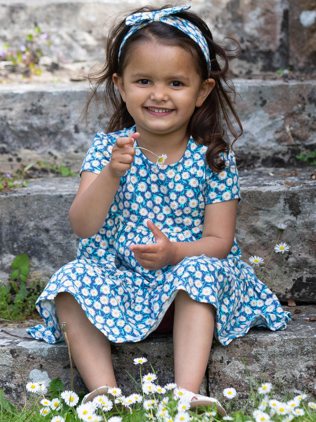 Niña disfrutando del Vestido Campo Floral de algodón orgánico, ideal para comodidad y movimiento.