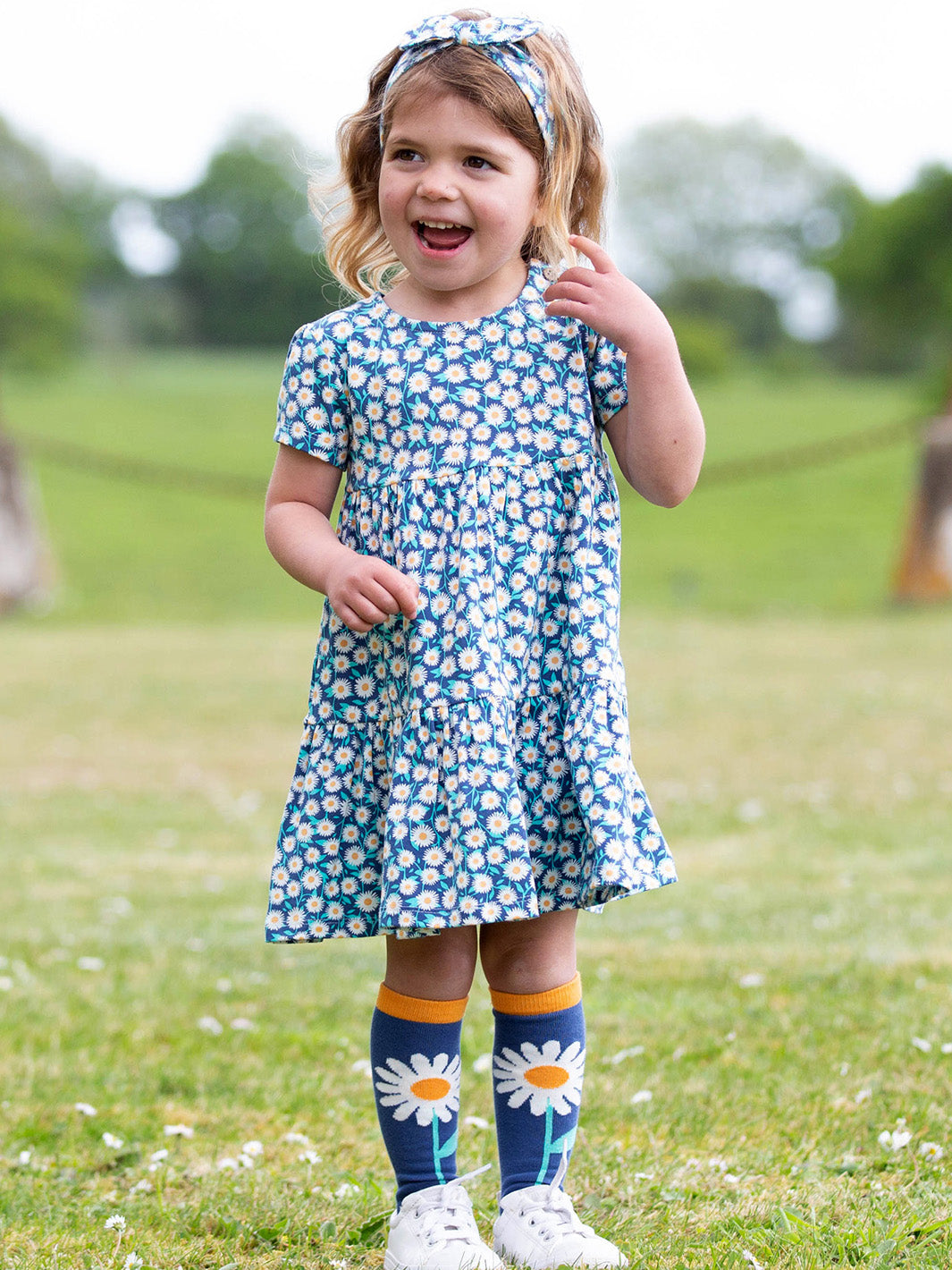 Niña paseando con el Vestido Campo Floral de algodón orgánico, disfrutando de su falda amplia y cómoda.