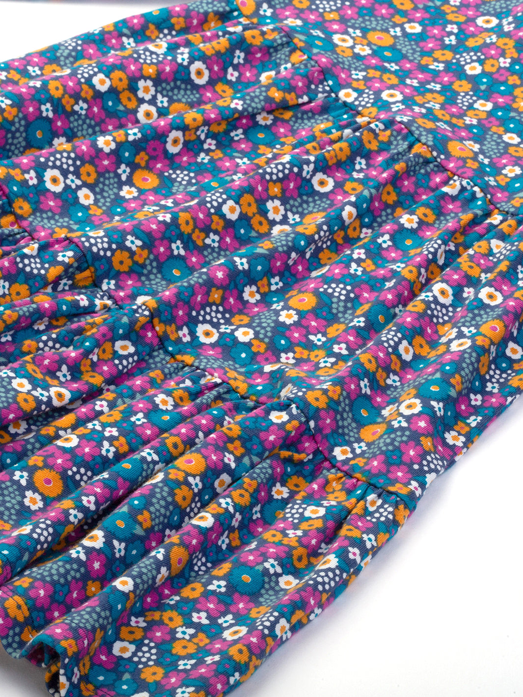 Detalle del estampado Flores de Amor en el Vestido de algodón orgánico, diseño delicado y femenino.