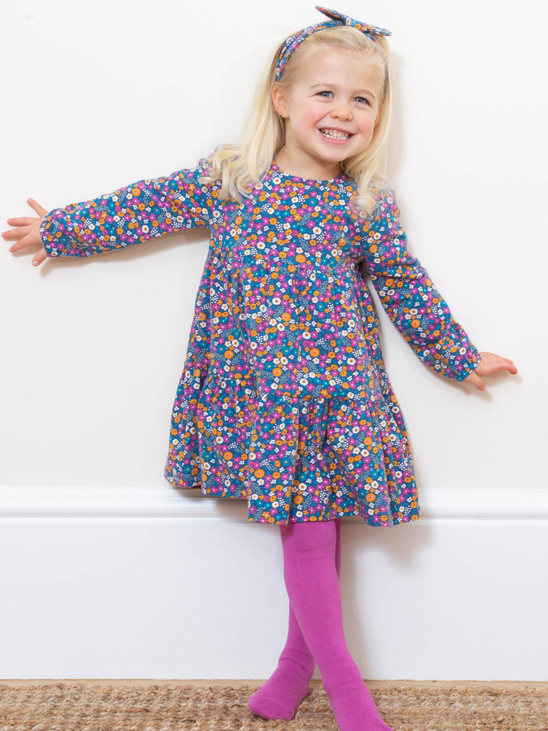 Niña usando el Vestido Flores de Amor de algodón orgánico, look dulce y cómodo para cualquier ocasión."